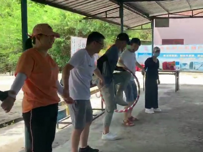 優卡特員工玩呼啦圈游戲