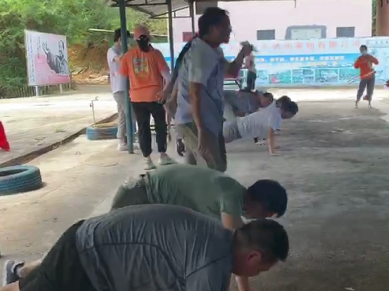 優卡特員工玩呼啦圈游戲懲罰