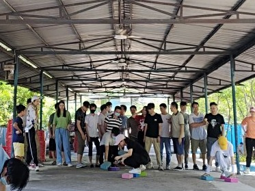 優卡特員工玩摸石頭過河游戲獲勝